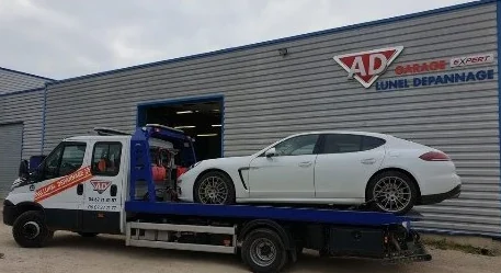 Véhicule chargé sur un plateau Lunel Dépannage devant l’atelier